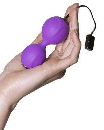 Bolas de Kegel vibradoras con control remoto sostenidas en la mano